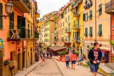 Riomaggiore, İtalya - 5 Mayıs 2016: Riomaggiore'nin merkez caddesi (Rimazuu), İtalya'nın Liguria eyaletinin La Spezia eyaletinde yer alan bir köy. Cinque Terre, Unesco Dünya Mirası