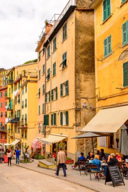 Riomaggiore, İtalya - 5 Mayıs 2016: Riomaggiore'nin merkez caddesi (Rimazuu), İtalya'nın Liguria eyaletinin La Spezia eyaletinde yer alan bir köy. Cinque Terre, Unesco Dünya Mirası