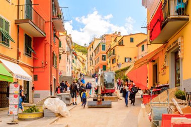 Riomaggiore, İtalya - 5 Mayıs 2016: Riomaggiore'nin merkez caddesi (Rimazuu), İtalya'nın Liguria eyaletinin La Spezia eyaletinde yer alan bir köy. Cinque Terre, Unesco Dünya Mirası