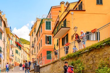 Riomaggiore, İtalya - 5 Mayıs 2016: Riomaggiore'nin merkez caddesi (Rimazuu), İtalya'nın Liguria eyaletinin La Spezia eyaletinde yer alan bir köy. Cinque Terre, Unesco Dünya Mirası
