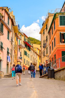 Riomaggiore, İtalya - 5 Mayıs 2016: Riomaggiore'nin merkez caddesi (Rimazuu), İtalya'nın Liguria eyaletinin La Spezia eyaletinde yer alan bir köy. Cinque Terre, Unesco Dünya Mirası