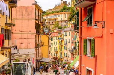 Riomaggiore, İtalya - 5 Mayıs 2016: Riomaggiore (Rimazuu), İtalya'nın Liguria eyaletinin La Spezia eyaletinde yer alan bir köy. Cinque Terre, Unesco Dünya Mirası