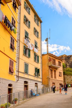 Riomaggiore, İtalya - 5 Mayıs 2016: Riomaggiore Evi (Rimazuu), La Spezia eyaletinde bir köy, Liguria, İtalya. Cinque Terre, Unesco Dünya Mirası