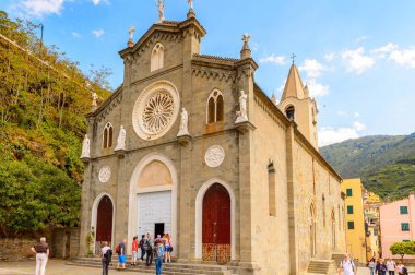 Riomaggiore, İtalya - 5 Mayıs 2016: Riomaggiore Katolik kilisesi (Rimazuu), La Spezia eyaletinde bir köy, Liguria, İtalya. Cinque Terre, Unesco Dünya Mirası