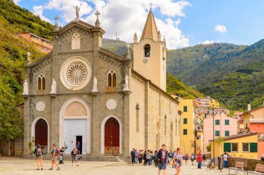 Riomaggiore, İtalya - 5 Mayıs 2016: Riomaggiore Katolik kilisesi (Rimazuu), La Spezia eyaletinde bir köy, Liguria, İtalya. Cinque Terre, Unesco Dünya Mirası