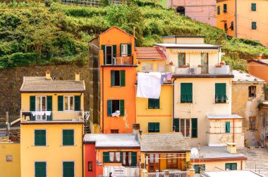 Riomaggiore, İtalya - 5 Mayıs 2016: Riomaggiore, La Spezia eyaletinde bir köy, Liguria, İtalya. Unesco Dünya Mirası Listesi'ndeki Cinque Terre topraklarından biri.