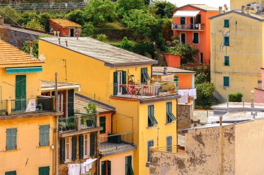 Riomaggiore, İtalya - 5 Mayıs 2016: Riomaggiore, La Spezia eyaletinde bir köy, Liguria, İtalya. Unesco Dünya Mirası Listesi'ndeki Cinque Terre topraklarından biri.