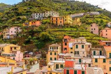 Riomaggiore, İtalya - 5 Mayıs 2016: Riomaggiore (Rimazuu), İtalya'nın Liguria eyaletinin La Spezia eyaletinde yer alan bir köy. Cinque Terre, Unesco Dünya Mirası