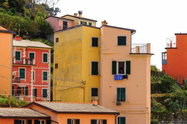 Riomaggiore, İtalya - 5 Mayıs 2016: Riomaggiore, La Spezia eyaletinde bir köy, Liguria, İtalya. Unesco Dünya Mirası Listesi'ndeki Cinque Terre topraklarından biri.