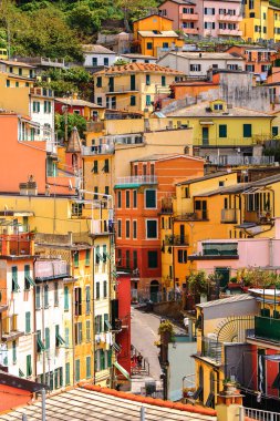Riomaggiore, İtalya - 5 Mayıs 2016: Riomaggiore, La Spezia eyaletinde bir köy, Liguria, İtalya. Unesco Dünya Mirası Listesi'ndeki Cinque Terre topraklarından biri.
