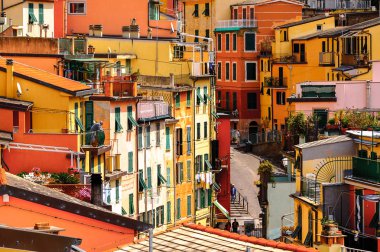 Riomaggiore, İtalya - 5 Mayıs 2016: Riomaggiore Evleri, La Spezia eyaletinde bir köy, Liguria, İtalya. Unesco Dünya Mirası Listesi'ndeki Cinque Terre topraklarından biri.