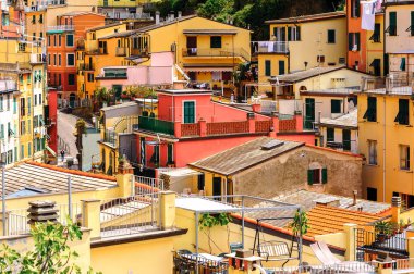 Riomaggiore, İtalya - 5 Mayıs 2016: Riomaggiore Evleri, La Spezia eyaletinde bir köy, Liguria, İtalya. Unesco Dünya Mirası Listesi'ndeki Cinque Terre topraklarından biri.