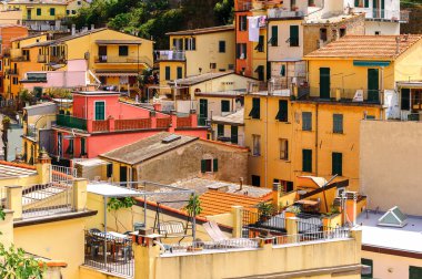 Riomaggiore, İtalya - 5 Mayıs 2016: Riomaggiore Evleri, La Spezia eyaletinde bir köy, Liguria, İtalya. Unesco Dünya Mirası Listesi'ndeki Cinque Terre topraklarından biri.