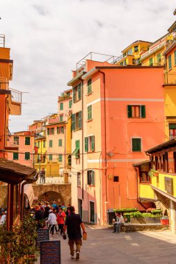 Riomaggiore, İtalya - 5 Mayıs 2016: Riomaggiore Caddesi (Rimazuu), La Spezia eyaletinde bir köy, Liguria, İtalya. Cinque Terre, Unesco Dünya Mirası