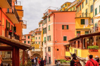 Riomaggiore, İtalya - 5 Mayıs 2016: Riomaggiore Caddesi (Rimazuu), La Spezia eyaletinde bir köy, Liguria, İtalya. Cinque Terre, Unesco Dünya Mirası