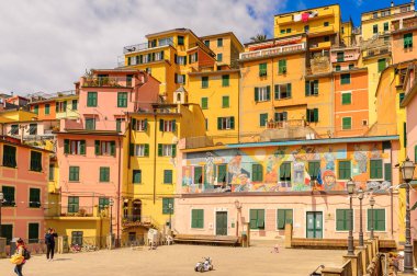 Riomaggiore, İtalya - 5 Mayıs 2016: Riomaggiore'deki merkez meydan (Rimazuu), İtalya'nın Liguria eyaletinin La Spezia eyaletinde yer alan bir köy. Cinque Terre, Unesco Dünya Mirası