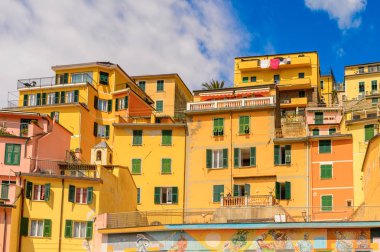 Riomaggiore, İtalya - 5 Mayıs 2016: Riomaggiore'deki merkez meydan (Rimazuu), İtalya'nın Liguria eyaletinin La Spezia eyaletinde yer alan bir köy. Cinque Terre, Unesco Dünya Mirası