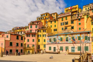 Riomaggiore, İtalya - 5 Mayıs 2016: Riomaggiore'deki merkez meydan (Rimazuu), İtalya'nın Liguria eyaletinin La Spezia eyaletinde yer alan bir köy. Cinque Terre, Unesco Dünya Mirası