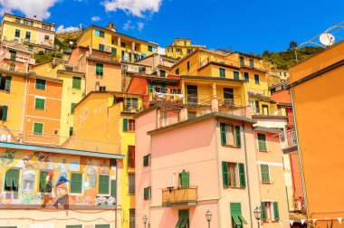 Riomaggiore, İtalya - 5 Mayıs 2016: Riomaggiore'deki merkez meydan (Rimazuu), İtalya'nın Liguria eyaletinin La Spezia eyaletinde yer alan bir köy. Cinque Terre, Unesco Dünya Mirası