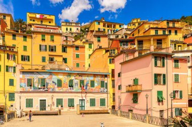Riomaggiore, İtalya - 5 Mayıs 2016: Riomaggiore'deki merkez meydan (Rimazuu), İtalya'nın Liguria eyaletinin La Spezia eyaletinde yer alan bir köy. Cinque Terre, Unesco Dünya Mirası