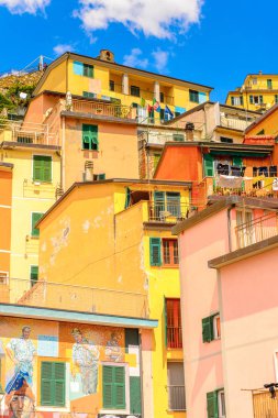 Riomaggiore, İtalya - 5 Mayıs 2016: Riomaggiore'deki merkez meydan (Rimazuu), İtalya'nın Liguria eyaletinin La Spezia eyaletinde yer alan bir köy. Cinque Terre, Unesco Dünya Mirası