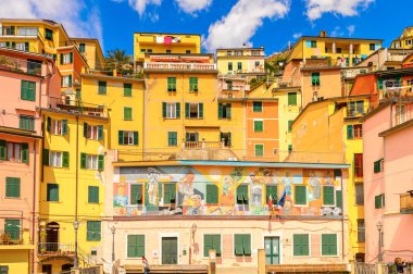 Riomaggiore, İtalya - 5 Mayıs 2016: Riomaggiore'deki merkez meydan (Rimazuu), İtalya'nın Liguria eyaletinin La Spezia eyaletinde yer alan bir köy. Cinque Terre, Unesco Dünya Mirası