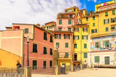 Riomaggiore, İtalya - 5 Mayıs 2016: Riomaggiore'deki merkez meydan (Rimazuu), İtalya'nın Liguria eyaletinin La Spezia eyaletinde yer alan bir köy. Cinque Terre, Unesco Dünya Mirası