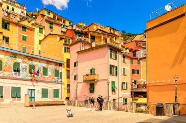 Riomaggiore, İtalya - 5 Mayıs 2016: Riomaggiore'deki merkez meydan (Rimazuu), İtalya'nın Liguria eyaletinin La Spezia eyaletinde yer alan bir köy. Cinque Terre, Unesco Dünya Mirası