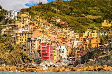Riomaggiore, İtalya - 5 Mayıs 2016: Riomaggiore (Rimazuu), İtalya'nın Liguria eyaletinin La Spezia eyaletinde yer alan bir köy. Cinque Terre, Unesco Dünya Mirası
