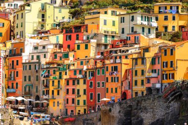 Riomaggiore, İtalya - 5 Mayıs 2016: Riomaggiore Evleri, La Spezia eyaletinde bir köy, Liguria, İtalya. Unesco Dünya Mirası Listesi'ndeki Cinque Terre topraklarından biri.