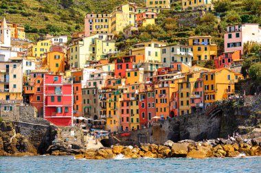 Riomaggiore, İtalya - 5 Mayıs 2016: Riomaggiore Evleri, La Spezia eyaletinde bir köy, Liguria, İtalya. Unesco Dünya Mirası Listesi'ndeki Cinque Terre topraklarından biri.