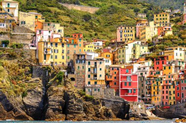 Riomaggiore, İtalya - 5 Mayıs 2016: Riomaggiore Evleri, La Spezia eyaletinde bir köy, Liguria, İtalya. Unesco Dünya Mirası Listesi'ndeki Cinque Terre topraklarından biri.
