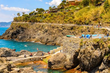 Manarola, İtalya - 5 Mayıs 2016: Manarola Panoraması (Manaea), La Spezia, Liguria, İtalya. Unesco Dünya Mirası Listesi'ndeki Cinque Terre topraklarından biri.