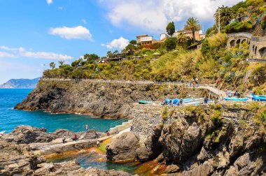 Manarola, İtalya - 5 Mayıs 2016: Manarola Panoraması (Manaea), La Spezia, Liguria, İtalya. Unesco Dünya Mirası Listesi'ndeki Cinque Terre topraklarından biri.