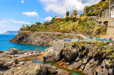 Manarola, İtalya - 5 Mayıs 2016: Manarola Panoraması (Manaea), La Spezia, Liguria, İtalya. Unesco Dünya Mirası Listesi'ndeki Cinque Terre topraklarından biri.
