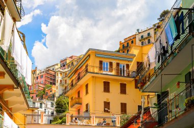 Manarola, İtalya - 5 Mayıs 2016: Ana cadde ve Manarola (Manaea), La Spezia, Liguria, İtalya mimarisi. Unesco Dünya Mirası Listesi'ndeki Cinque Terre topraklarından biri.