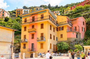 Manarola, İtalya - 5 Mayıs 2016: Ana cadde ve Manarola (Manaea), La Spezia, Liguria, İtalya mimarisi. Unesco Dünya Mirası Listesi'ndeki Cinque Terre topraklarından biri.