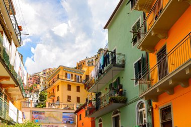 Manarola, İtalya - 5 Mayıs 2016: Ana cadde ve Manarola (Manaea), La Spezia, Liguria, İtalya mimarisi. Unesco Dünya Mirası Listesi'ndeki Cinque Terre topraklarından biri.