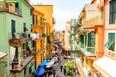 Manarola, İtalya - 5 Mayıs 2016: Ana cadde ve Manarola (Manaea), La Spezia, Liguria, İtalya mimarisi. Unesco Dünya Mirası Listesi'ndeki Cinque Terre topraklarından biri.