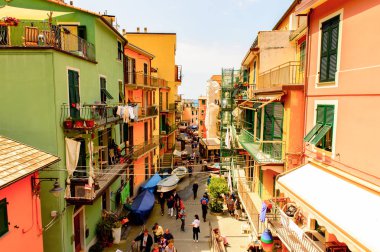Manarola, İtalya - 5 Mayıs 2016: Ana cadde ve Manarola (Manaea), La Spezia, Liguria, İtalya mimarisi. Unesco Dünya Mirası Listesi'ndeki Cinque Terre topraklarından biri.