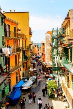 Manarola, İtalya - 5 Mayıs 2016: Ana cadde ve Manarola (Manaea), La Spezia, Liguria, İtalya mimarisi. Unesco Dünya Mirası Listesi'ndeki Cinque Terre topraklarından biri.
