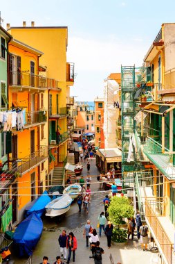 Manarola, İtalya - 5 Mayıs 2016: Ana cadde ve Manarola (Manaea), La Spezia, Liguria, İtalya mimarisi. Unesco Dünya Mirası Listesi'ndeki Cinque Terre topraklarından biri.
