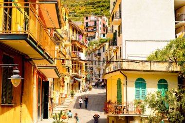 Manarola, İtalya - 5 Mayıs 2016: Ana cadde ve Manarola (Manaea), La Spezia, Liguria, İtalya mimarisi. Unesco Dünya Mirası Listesi'ndeki Cinque Terre topraklarından biri.