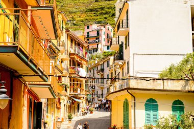 Manarola, İtalya - 5 Mayıs 2016: Ana cadde ve Manarola (Manaea), La Spezia, Liguria, İtalya mimarisi. Unesco Dünya Mirası Listesi'ndeki Cinque Terre topraklarından biri.