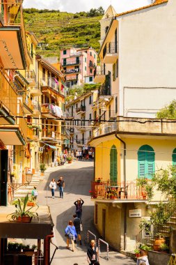 Manarola, İtalya - 5 Mayıs 2016: Ana cadde ve Manarola (Manaea), La Spezia, Liguria, İtalya mimarisi. Unesco Dünya Mirası Listesi'ndeki Cinque Terre topraklarından biri.