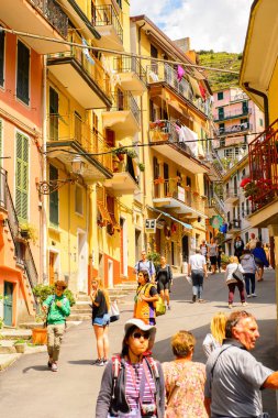 Manarola, İtalya - 5 Mayıs 2016: Ana cadde ve Manarola (Manaea), La Spezia, Liguria, İtalya mimarisi. Unesco Dünya Mirası Listesi'ndeki Cinque Terre topraklarından biri.