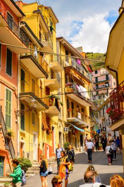 Manarola, İtalya - 5 Mayıs 2016: Ana cadde ve Manarola (Manaea), La Spezia, Liguria, İtalya mimarisi. Unesco Dünya Mirası Listesi'ndeki Cinque Terre topraklarından biri.