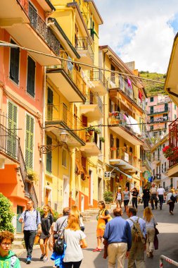 Manarola, İtalya - 5 Mayıs 2016: Ana cadde ve Manarola (Manaea), La Spezia, Liguria, İtalya mimarisi. Unesco Dünya Mirası Listesi'ndeki Cinque Terre topraklarından biri.