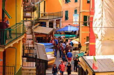 Manarola, İtalya - 5 Mayıs 2016: Manarola'da ana cadde, La Spezia eyaletinin küçük bir kasabası, Liguria, İtalya. Unesco Dünya Mirası Listesi'ndeki Cinque Terre topraklarından biri.