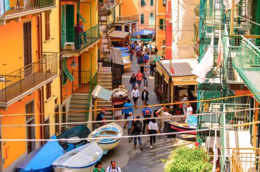 Manarola, İtalya - 5 Mayıs 2016: Manarola'da ana cadde, La Spezia eyaletinin küçük bir kasabası, Liguria, İtalya. Unesco Dünya Mirası Listesi'ndeki Cinque Terre topraklarından biri.